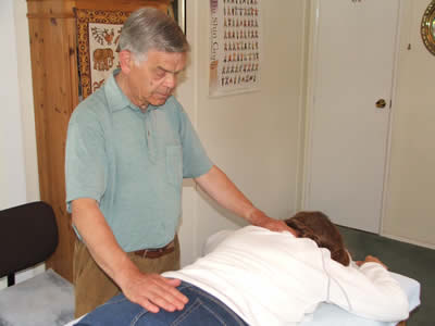 Fig 1. The hands are placed simultaneously on two positions on the body, chosen to promote the flow and balancing of energy.