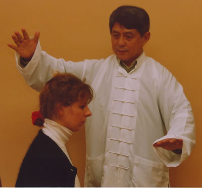 Dr Shen Hongxun gives a Buqi treatment