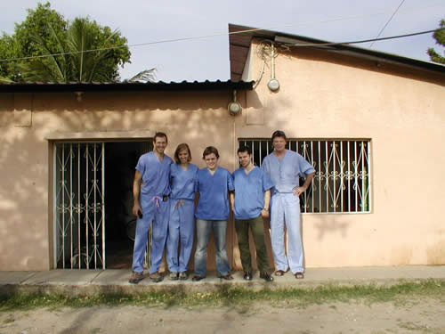 The medical volunteers with the two American doctors (left)